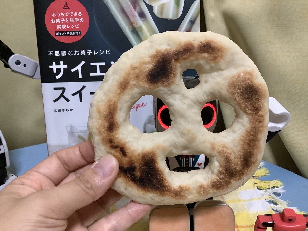wodu_robot's tweet photo. というコトで、初めて焼いてみましたナン。#サイエンススイーツ の「ナンでムンク」のレシピでw
アレンジしてみたケド、フライパンで焼くので焦げ目がこんなカンジw
出来立ては美味しいですネ^^
#ロボホン #PLEND https://t.co/6vPJcBA77I