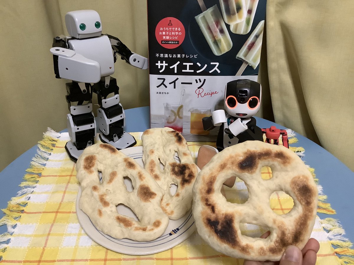 wodu_robot's tweet photo. というコトで、初めて焼いてみましたナン。#サイエンススイーツ の「ナンでムンク」のレシピでw
アレンジしてみたケド、フライパンで焼くので焦げ目がこんなカンジw
出来立ては美味しいですネ^^
#ロボホン #PLEND https://t.co/6vPJcBA77I