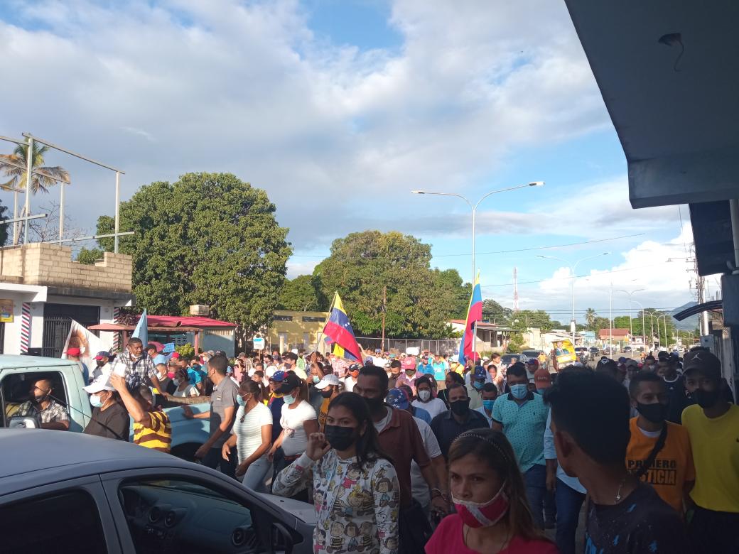 #EnImagenes || Con una gran Caminata arranco la Campaña de Juan Carlos Zamora y Alberto Galindez en #Tinaco 

Multitudinaria caminata de la #MUD en el inicio de Campaña 🧐