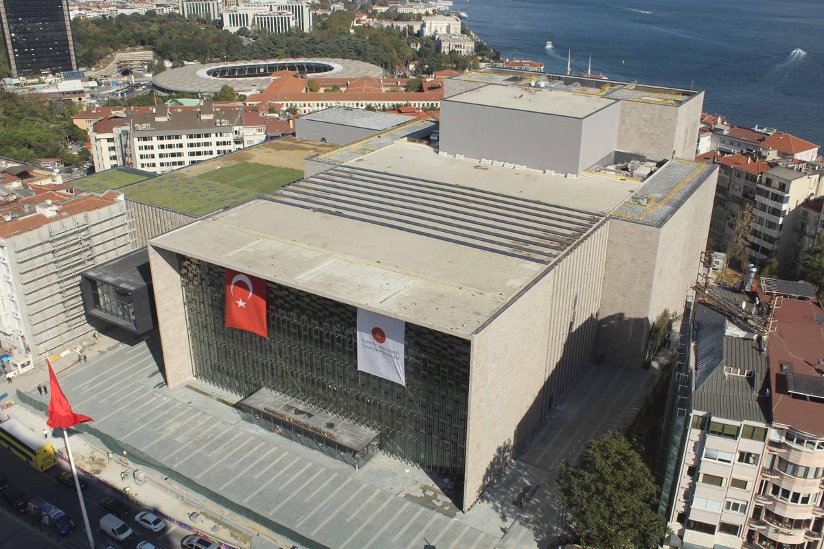 Toki_Kurumsal's tweet photo. Yeni AKM; 95 bin 600 metrekare kapalı alanda ve 5 bloktan oluşuyor.

✅ İçinde; 2.040 kişilik opera, 802 kişilik tiyatro salonu, kültür sokağı, iki katlı kütüphane, çocuk sanat merkezi, sinema ve sergi salonu, müzik platformu, kafeler, tasarım dükkanı ve restoranlar da bulunuyor. https://t.co/UgOvO8NyWA