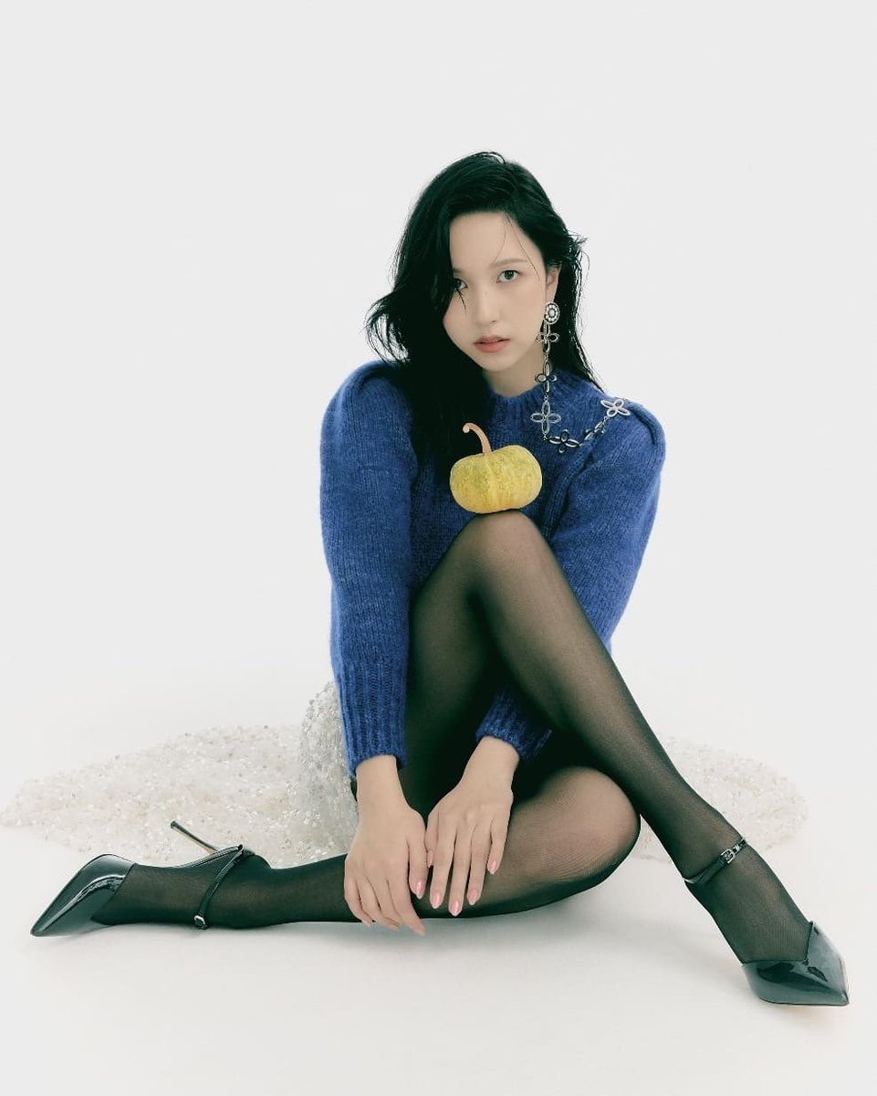 mndhtw's tweet photo. God i will die one day 😭😭😭 Her visuals 🥺🥰🥰😭
#MinaxAllure #Mina #TWICE @JYPETWICE https://t.co/Vj1f8Mm1Fi
