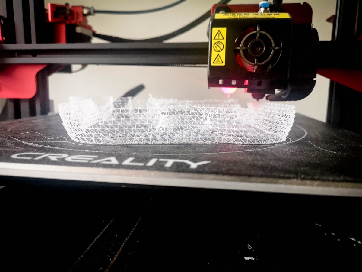 Testing wireframe printing (new experimental feature in cura). Reduces printing time to about a seventh.