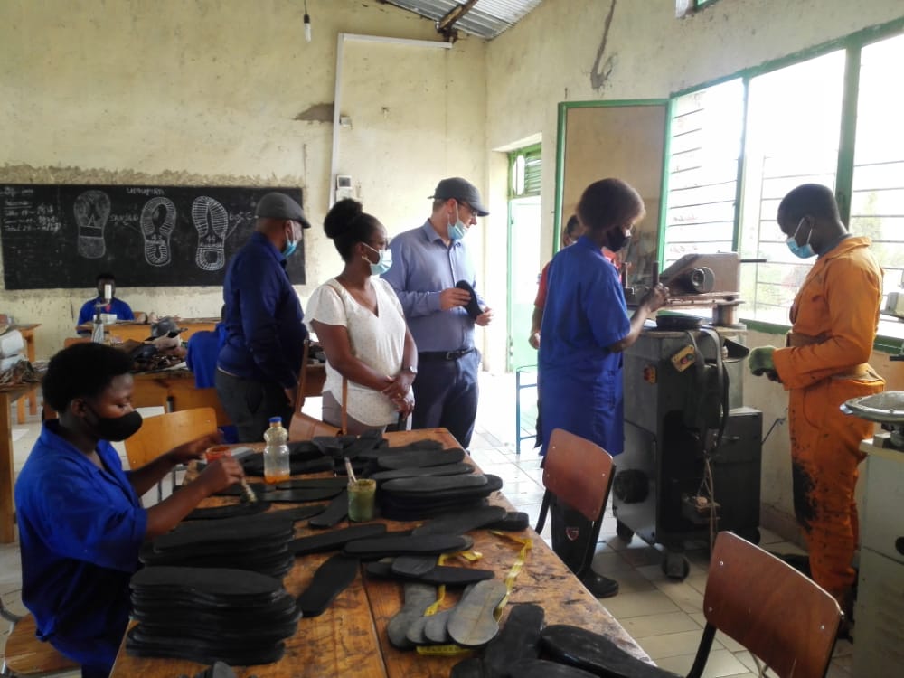 STRADH3's tweet photo. During the visit the fabrication process was explained. Products are available on the market #MadeInRwanda and are made from locally found raw materials @SwissDevCoop https://t.co/vV30c3FDzT