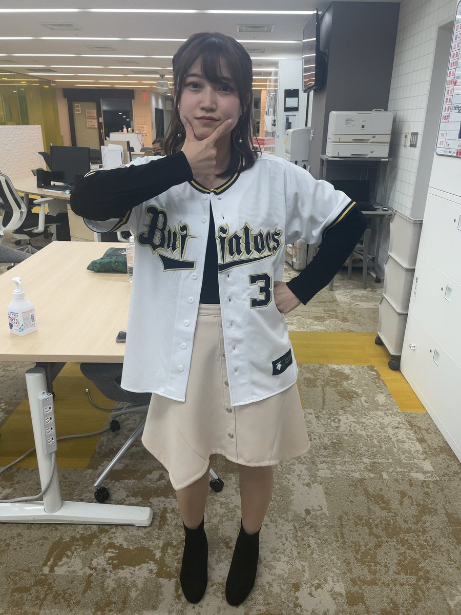 showup93's tweet photo. 形態模写クイズのためにユニフォームを着てオリ姫になった #前島花音 アナウンサー✨
オリックスファンのディレクターがヘルメットをかぶせた、大好きな #煉獄さん のぬいぐるみと記念撮影してました。
#ショウアップナイター #bs2021 https://t.co/MEEDFv1tr0