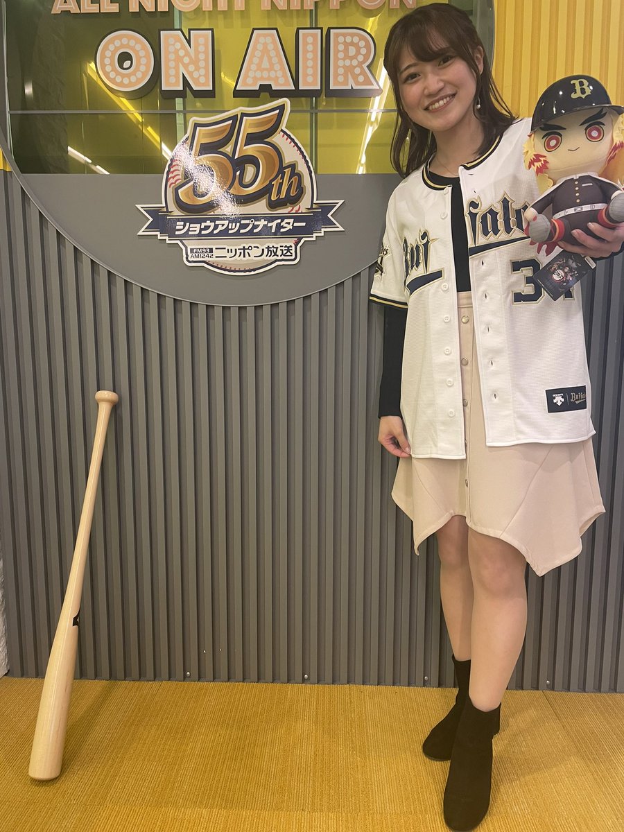 showup93's tweet photo. 形態模写クイズのためにユニフォームを着てオリ姫になった #前島花音 アナウンサー✨
オリックスファンのディレクターがヘルメットをかぶせた、大好きな #煉獄さん のぬいぐるみと記念撮影してました。
#ショウアップナイター #bs2021 https://t.co/MEEDFv1tr0