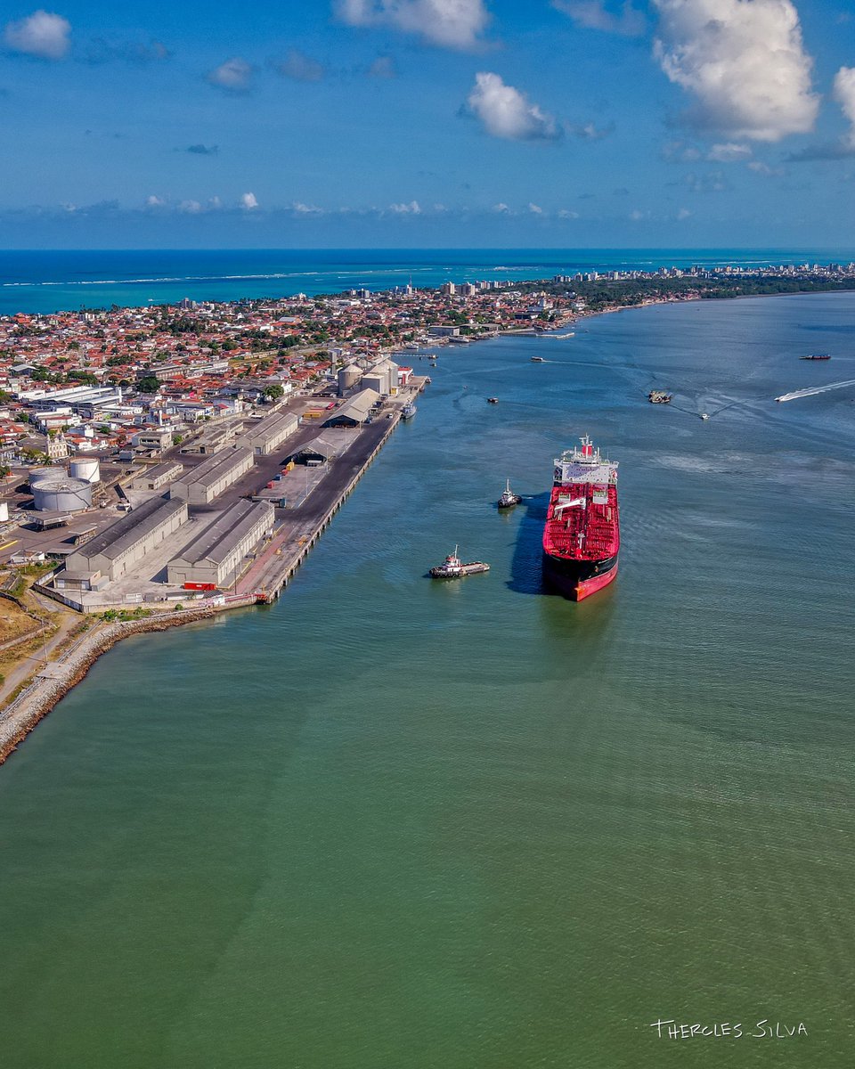 Thercles's tweet photo. Navio saindo do #portodecabedelo 

#therclessilva #cabedelopb #paraiba #nordeste https://t.co/z6iDD39p97
