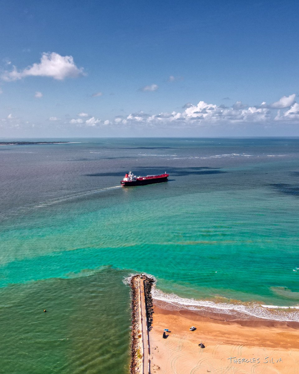 Thercles's tweet photo. Navio saindo do #portodecabedelo 

#therclessilva #cabedelopb #paraiba #nordeste https://t.co/z6iDD39p97