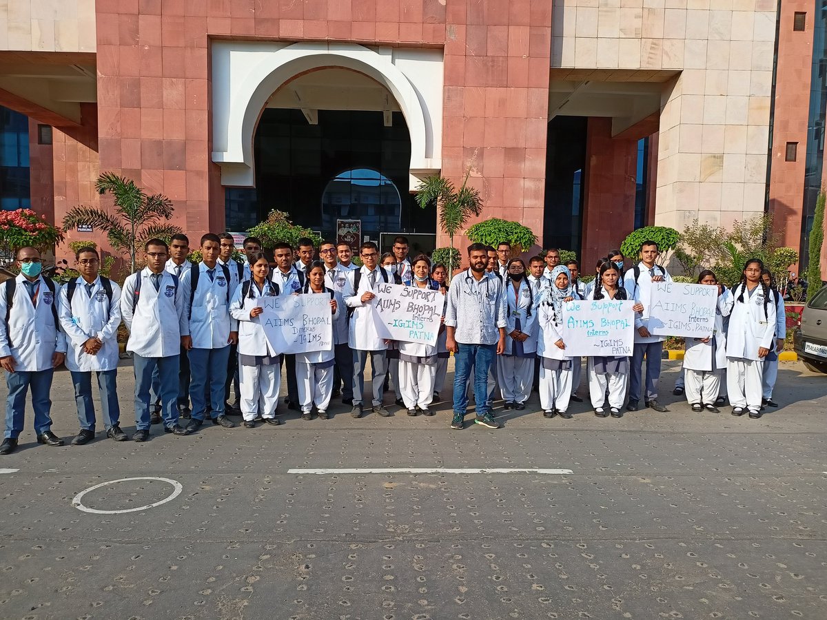 internsaiimsbpl's tweet photo. IGIMS , PATNA came in support of Interns, AIIMS BHOPAL's strike . We appreciate all these efforts from our fellow medicos from IGIMS, PATNA . 
@AIIMSBhopal @FordaIndia @FAIMA_INDIA_ @MoHFW_INDIA @rda_aiims_bpl @BiharHbcr
#aiimsinternonstrike
#nocompetentauthority https://t.co/2CSzUEOUaL
