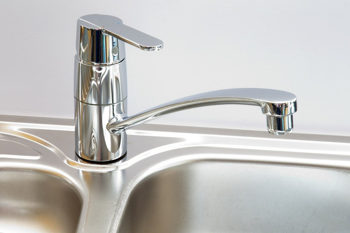 MasterFlow_UK's tweet photo. While it may seem that #TMV's and #mixertaps are interchangeable, it's often not the case. Mixer taps offer both hot and cold #water, but TMV's actually control the temperature of the supplied water - https://t.co/wBpeE3uauZ https://t.co/lIrqk86XYn