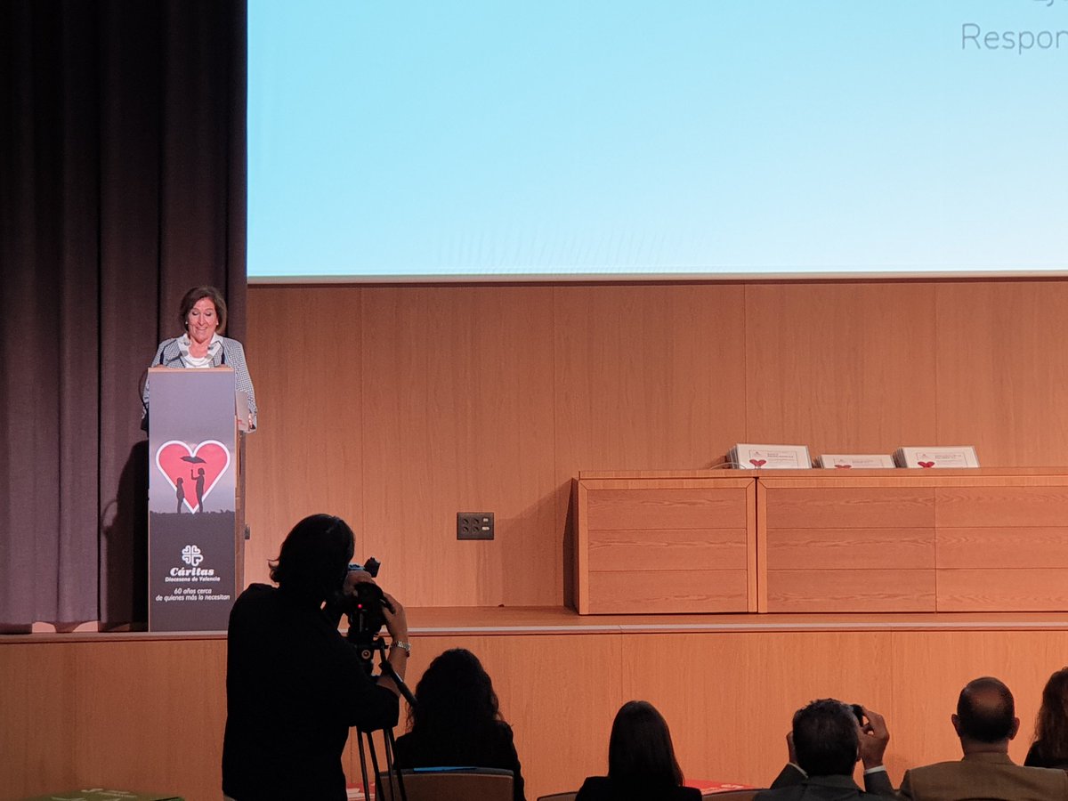 detaranco's tweet photo. #CarmenPicotOroval de @Consum en el auditorio @USPCEU- @ValenciaCaritas en el 60aniversario en reconocimiento a las empresas Valencianas, organizaciones con corazón. "GRACIAS a la labor de @caritasa por encauzar y dar cara, sentimiento y humanidad a nuestra ayuda. @albertanorweg https://t.co/XWZ7VJ06ZL
