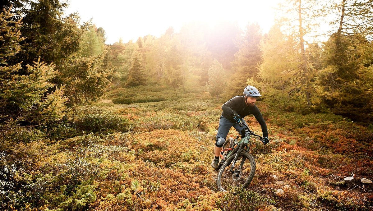 Wir haben ein Versprechen abgegeben. Unseren Kindern, unseren Mitarbeitern und auch euch. Wir produzieren nachhaltige Fahrradbekleidung. Mit Passion. Mit Liebe. Mit Verantwortung. Wir wollen unsere Produzenten fair bezahlen und unsere Natur genießen können. 

#NoBlackFriday