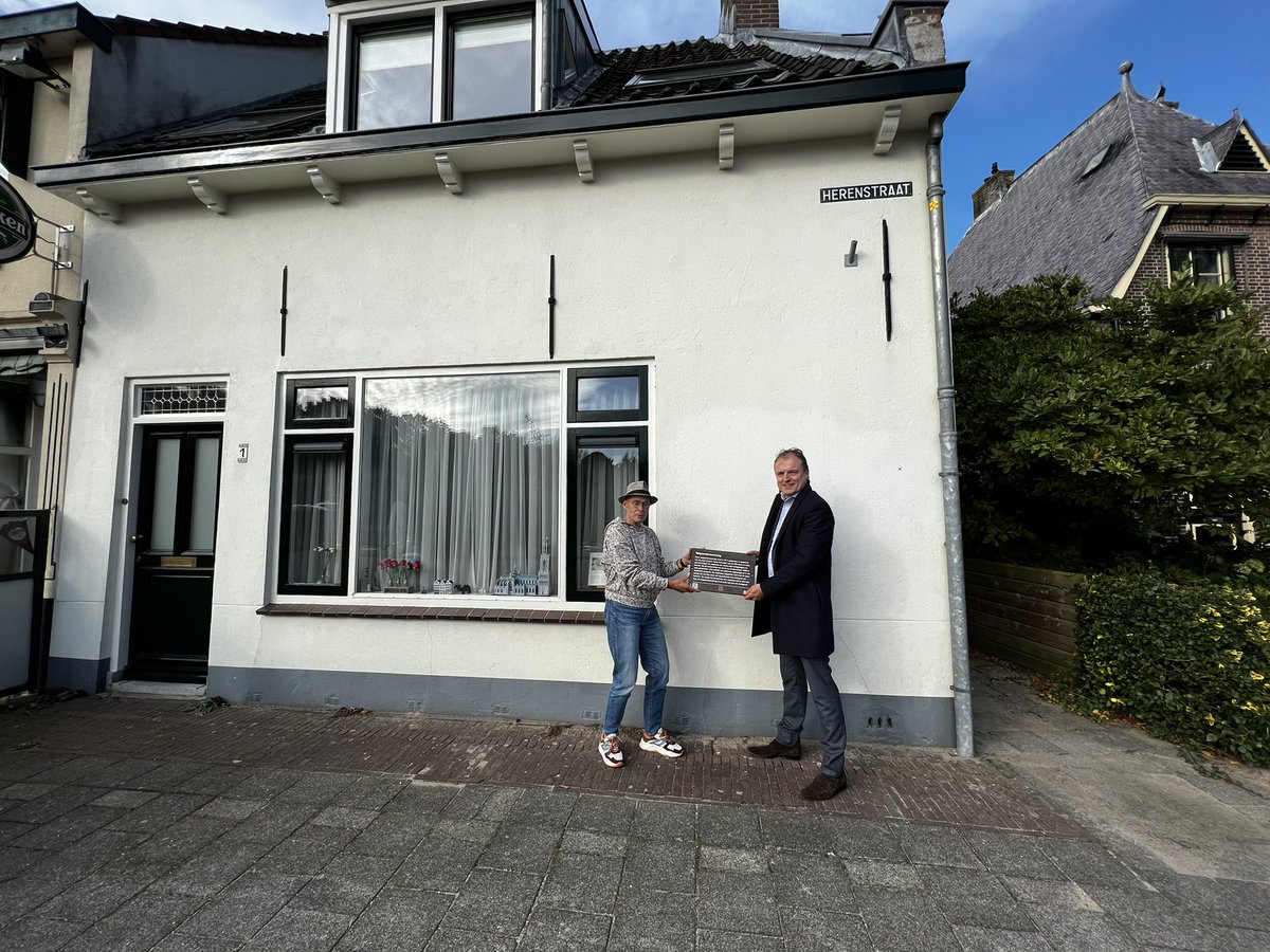 marco_diekstra's tweet photo. Vandaag is het eerste bord in Jutphaas klaar van de historische route. Op deze manier wordt de historische betekenis van de panden zichtbaar. Cadeau van de gemeenteraad aan de stad. 50 jaar Nieuwegein #jutphaas #nieuwegein https://t.co/3DvLRiq8cx
