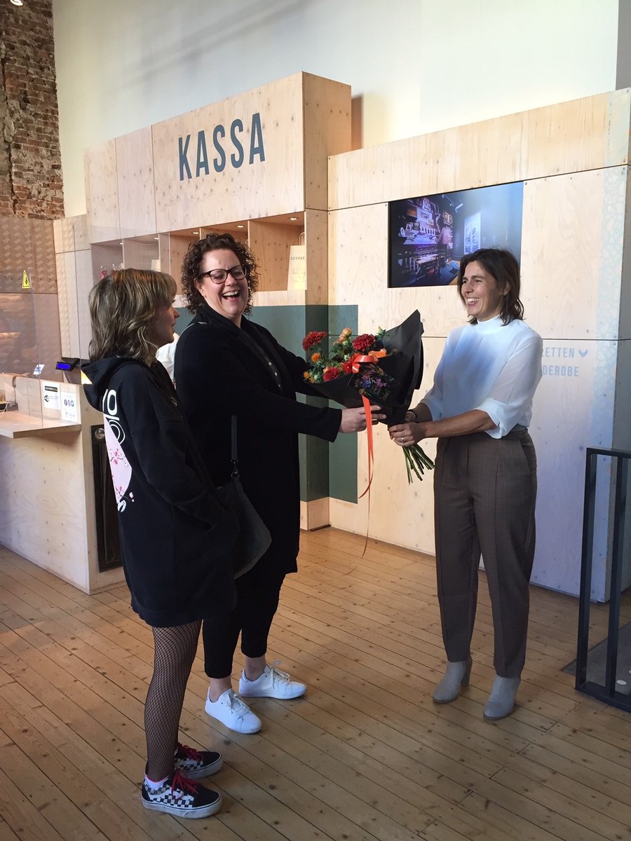 Hoera, het Cuypershuis bestaat vandaag 10 jaar! Onze eerste bezoeker werd daarom in het zonnetje gezet. Heel erg bedankt voor jullie bezoek Anja en Evy! #museum #cuypershuis #mooierdanooit #jubileum #feest #PierreCuypers #weareroermond #roermond #inlimburg #magischlimburg