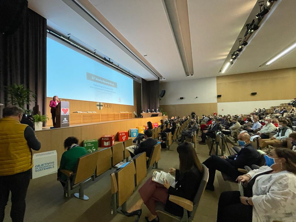 CEV_CV's tweet photo. La presidenta de la Comisión de #RSE de #CEV @AmeliaNavarroA pone en valor el esfuerzo de las empresas durante la pandemia, en el acto de reconocimiento al tejido empresarial de la Comunidad organizado por @ValenciaCaritas

🔝"Empresas con ❤️" https://t.co/Vd4lxES6Mw