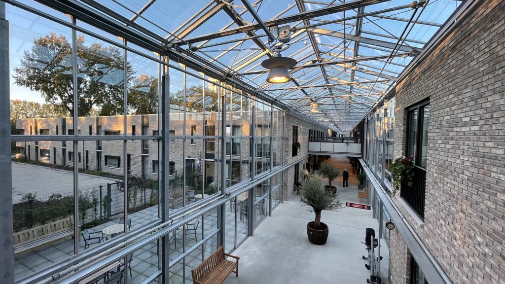 VNLarchitecten's tweet photo. Daar staat het dan!
Iets waar we erg trots op zijn!
Een stap in de goede richting voor huisvesting van mensen met dementie!
Normaal wonen in de wijk en onderdeel zijn van de wijk!
Gerealiseerd samen met een opdrachtgever met visie en lef!

#zorg #wonen #welzijn #architecture https://t.co/JuAy7uAtsu