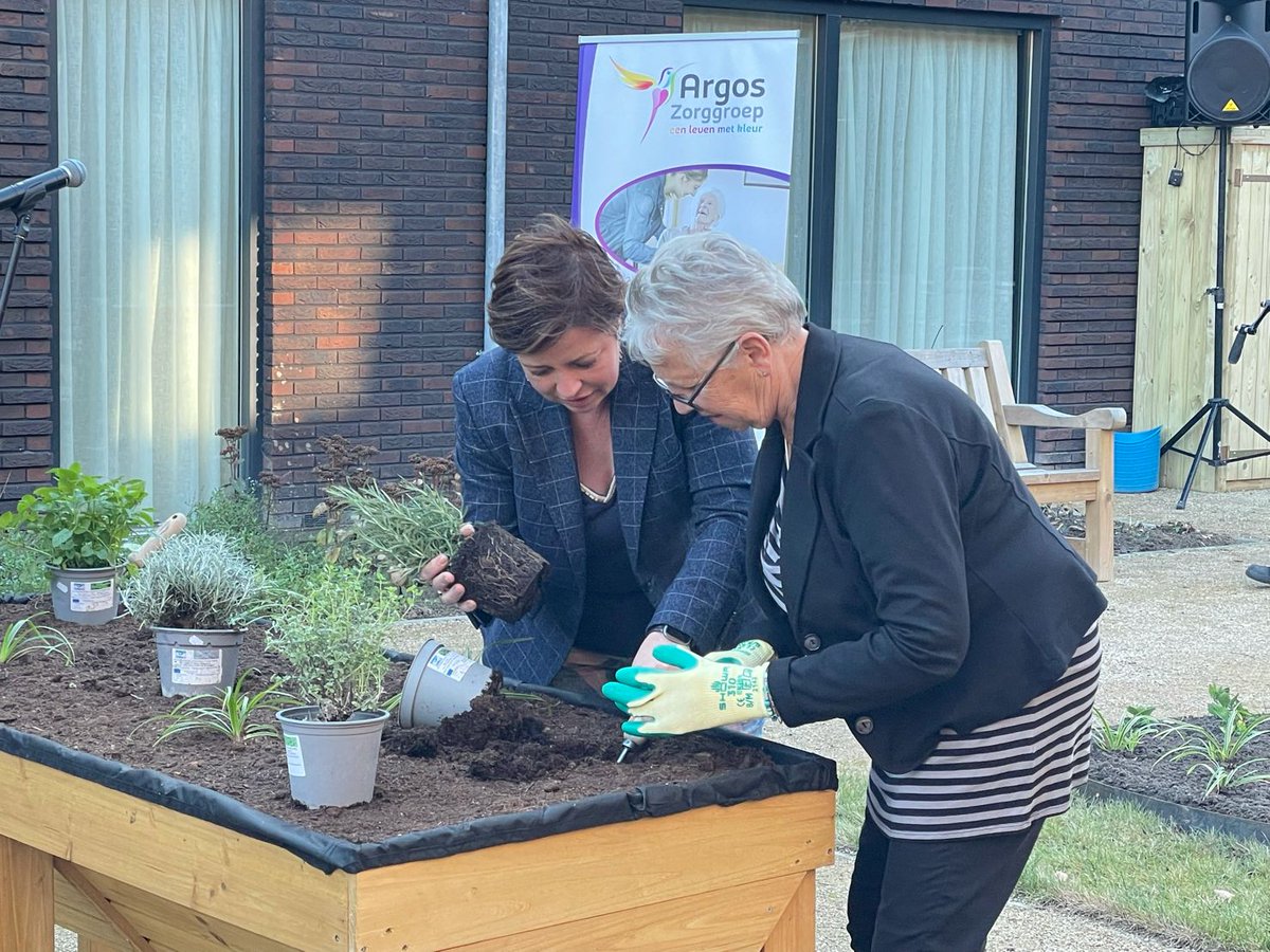 VNLarchitecten's tweet photo. Daar staat het dan!
Iets waar we erg trots op zijn!
Een stap in de goede richting voor huisvesting van mensen met dementie!
Normaal wonen in de wijk en onderdeel zijn van de wijk!
Gerealiseerd samen met een opdrachtgever met visie en lef!

#zorg #wonen #welzijn #architecture https://t.co/JuAy7uAtsu