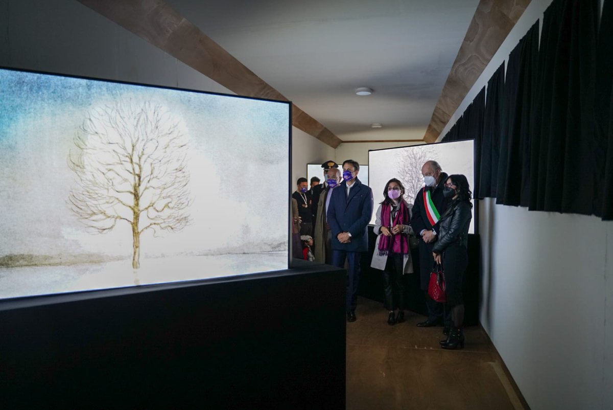 "Gli alberi sono come noi" con le tavole a fumetti di #Gipi apriamo l'istallazione immersiva del vagone. La voce narrante di #MarioPerrotta, il testo di <a href="/leonardopetril2/">leonardo petrillo</a> e la musica di <a href="/MaxDeAloe1/">Max De Aloe</a> ci dicono che la #memoria non ha tempo e appartiene a tutti noi. #MiliteIgnoto