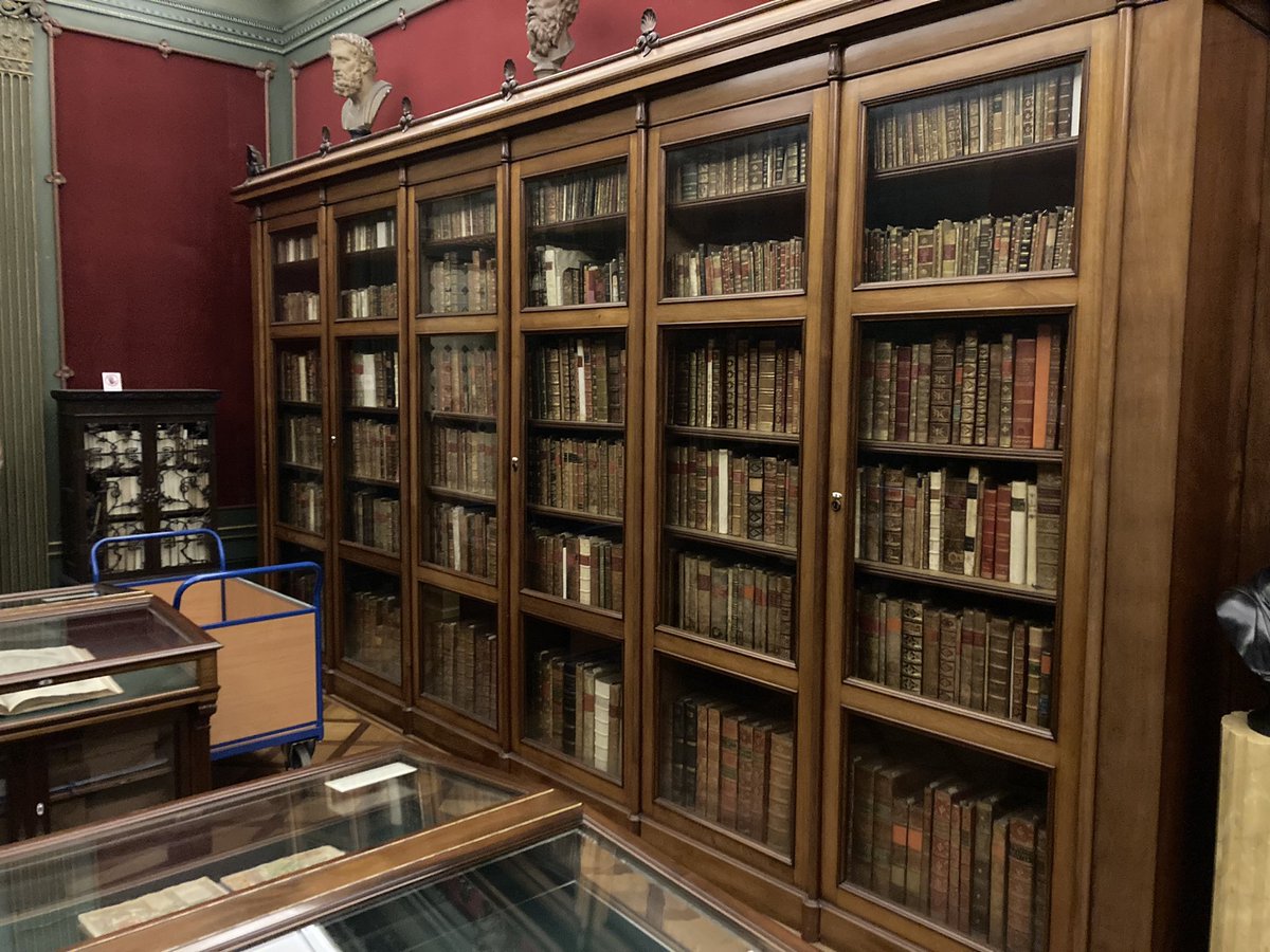 annepopkema's tweet photo. Alvorens ik voor @IbbyNederland over uitgeverij #Regaad mag vertellen, had ik gelegenheid het Haagse @Huisvanhetboek - a.k.a. Museum Meermanno - te bezoeken. Empfehlenswert, vooral de liggende vitrines met Mss en de overweldigende incunabelkast maken indruk. https://t.co/tgTekM8hwG