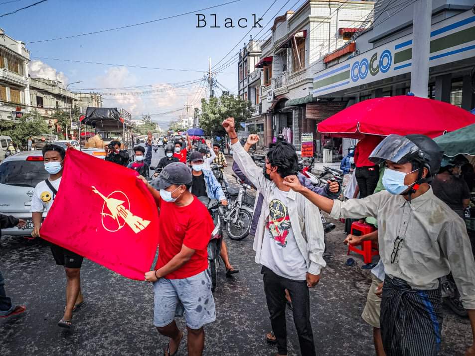 Chanapai247's tweet photo. In front of the military supporters' restaurant , #Mandalay TaKaTha chanted anti-military slogans and called for freezing all bloody payments to junta. 

#WarCrimesOfJunta 
#WhatsHappeningInMyanmar 
#Oct29Coup https://t.co/X52VbPrjup