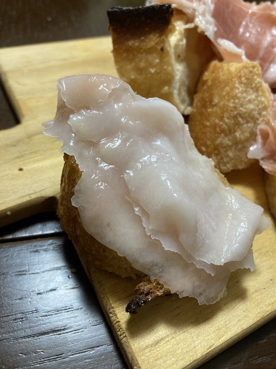 とあるコンサルタント On Twitter 生ハムの脂を薄切りにして熱いバゲットに乗せると最強に美味いんですわ このために生ハム買ってると言っても過言ではない