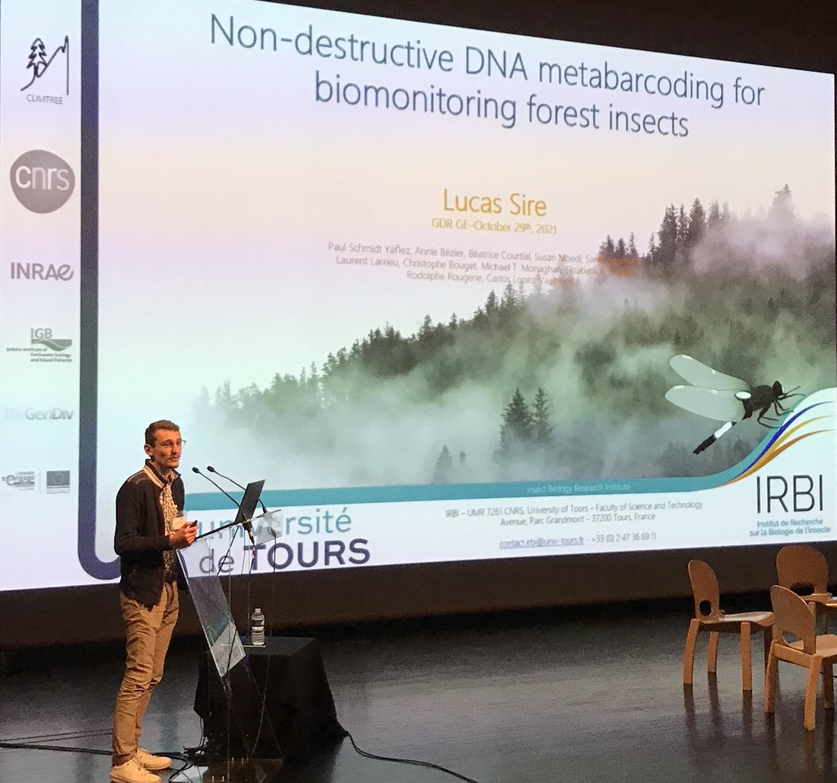 🐝🦟🐞🦋🪲<a href="/MarinaQuerejeta/">Marina Querejeta</a> &amp; <a href="/SireLucas/">Lucas Sire</a> from <a href="/IRBI_Tours/">IRBI</a> close the #eags_2021 morning session with innovative metabarcoding approaches on pollination services 🌻 by wild bees and forest insect biomonittoring. 👏