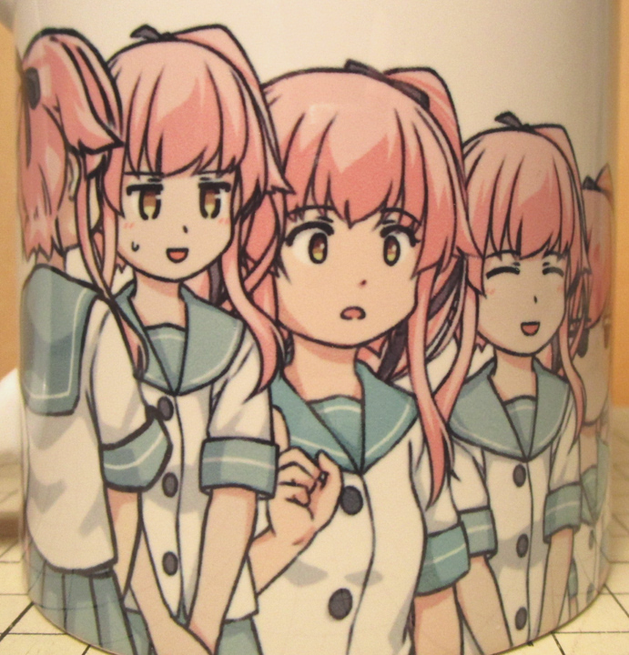 これらの由良は4コマなどから取ってきた画像で、マグカップデザインの推奨サイズよりも小さく(多分70%程度)仕上がりがどうかなと思ってたのですが、まあ、ごく普通のファングッズとしてはそれほど問題無いかなと思います。 