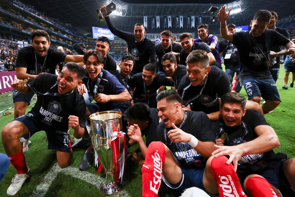 FIFAcom's tweet image. 👑 Waking up as kings of @Concacaf 🌎

🥳 #FridayFeeling will be in plentiful supply for these #ClubWC-bound @Rayados players and the club's fans 🙌