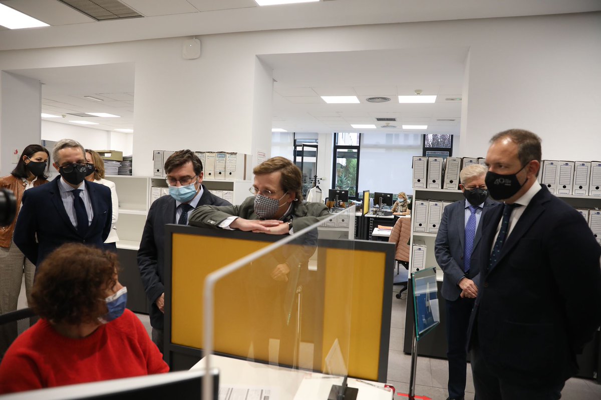 emvsmadrid's tweet photo. El alcalde @AlmeidaPP_ ha visitado hoy nuestra sede en nuestro 40 aniversario para conocer de primera mano el importante trabajo que hacen los 314 profesionales de la #EMVS para la ciudad de @MADRID. #40emvs #vivienda #madrid https://t.co/8NU73ILz0H