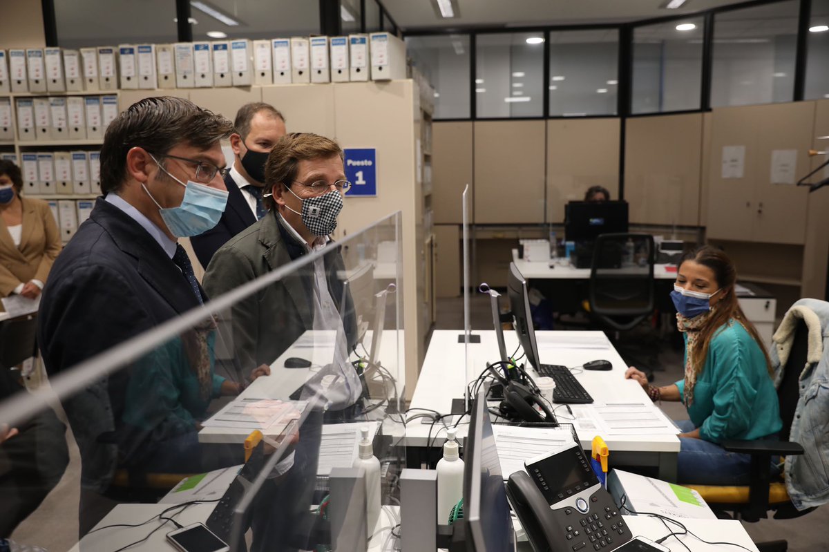 emvsmadrid's tweet photo. El alcalde @AlmeidaPP_ ha visitado hoy nuestra sede en nuestro 40 aniversario para conocer de primera mano el importante trabajo que hacen los 314 profesionales de la #EMVS para la ciudad de @MADRID. #40emvs #vivienda #madrid https://t.co/8NU73ILz0H