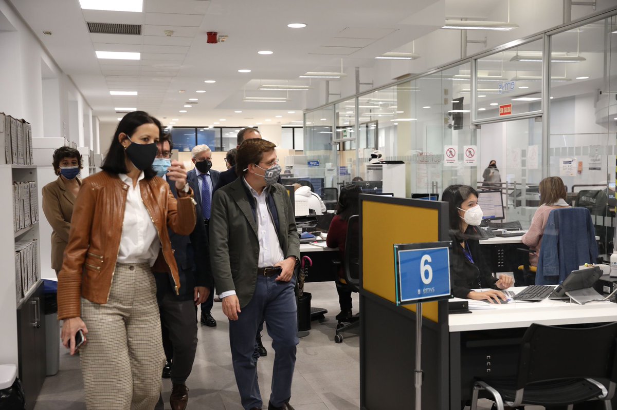 emvsmadrid's tweet photo. El alcalde @AlmeidaPP_ ha visitado hoy nuestra sede en nuestro 40 aniversario para conocer de primera mano el importante trabajo que hacen los 314 profesionales de la #EMVS para la ciudad de @MADRID. #40emvs #vivienda #madrid https://t.co/8NU73ILz0H
