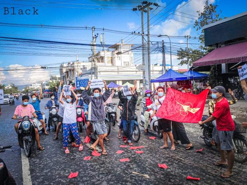 LeeDam_3's tweet photo. Despite brutal crack downs, Students' Unions Strike in #Mandalay bravely marched on the streets to reject the Military dictatorship.
#WarCrimesOfJunta
#Oct29Coup  
#WhatsHappeningInMyanmar https://t.co/jDZfGzj0VL