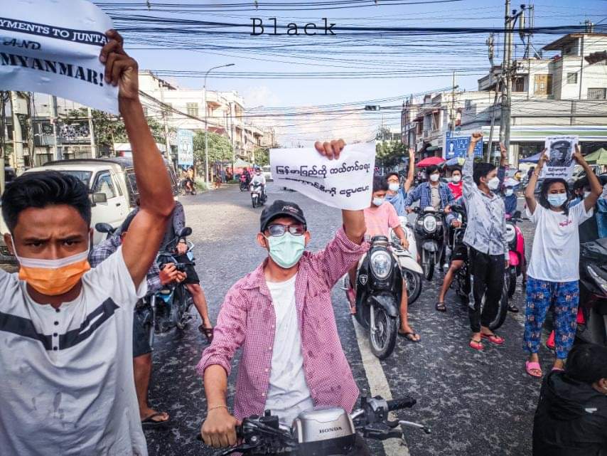 LeeDam_3's tweet photo. Despite brutal crack downs, Students' Unions Strike in #Mandalay bravely marched on the streets to reject the Military dictatorship.
#WarCrimesOfJunta
#Oct29Coup  
#WhatsHappeningInMyanmar https://t.co/jDZfGzj0VL
