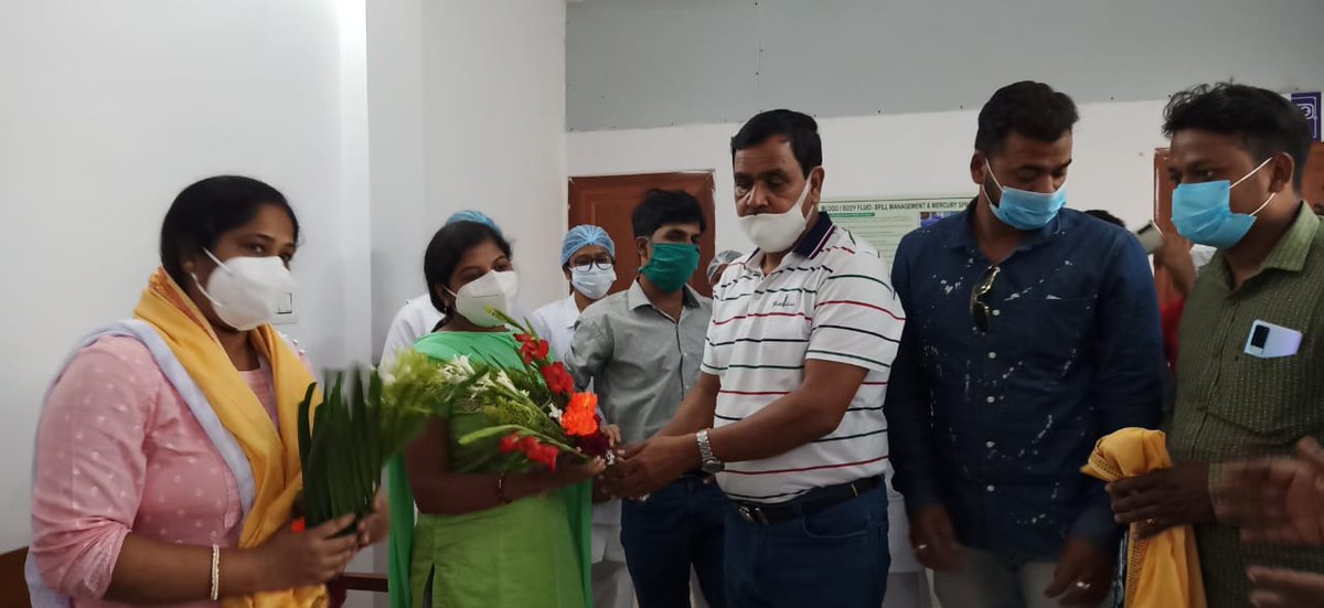 BJP4Bengal's tweet photo. রামসাগর প্রাথমিক স্বাস্থ্যকেন্দ্রে ডাক্তার, নার্স এবং স্বাস্থ্যকর্মী যাদের অক্লান্ত পরিশ্রমের ফলে দেশ আজ ১০০ কোটি টিকাকরন সম্পূর্ণ করেছে তাদের সংবর্ধনা দিলেন বিধায়ক অমরনাথ শাখা সহ অন্যান্য নেতৃত্ববর্গ।
#VaccineCentury https://t.co/wgm5VGDuyx