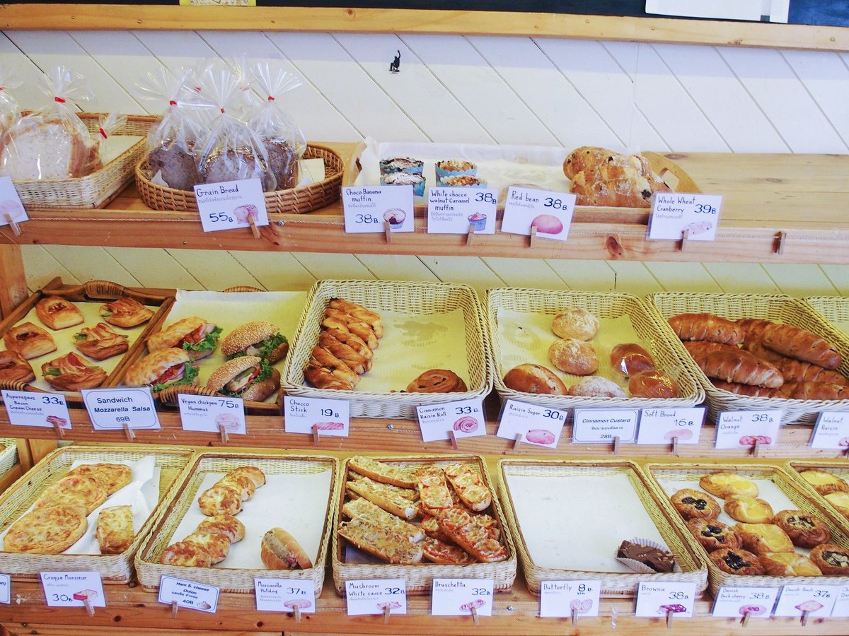 GINGUN7's tweet photo. ร้านขนมปังที่ไม่แพงและอร่อยอีกร้านที่ชอบคือ ร้าน Konnichipan แถวบางลำพู เจ้าของเป็นคนญี่ปุ่น แล้วก็เป็นเชฟเองด้วย เหมือนเขาเคยประจำอยู่ที่ร้านขนมปังที่ญี่ปุ่นมานานมาก มีความชำนาญด้านการทำครัวซองต์เป็นพิเศษ ลองแล้วรสชาติดีเกินราคา 32 บาท 🥺 https://t.co/sjhlPyCJrL