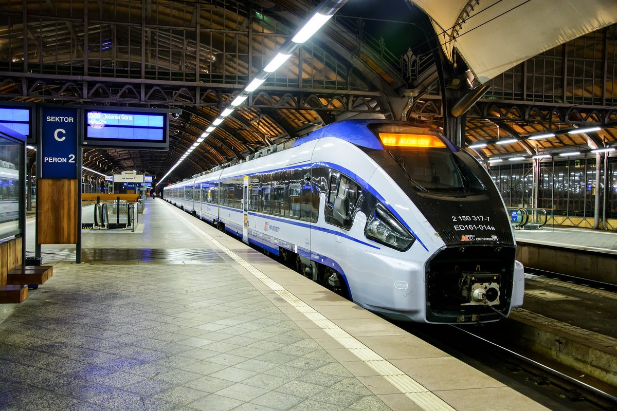 bazawagonow's tweet photo. Na stronie uzupełniono schematy rozmieszczenia miejsc w wagonach osobowych typu #168Ar #111A_30 (Combo), #175A_10 (ozn. TRAKO), #175A_20 (ozn. TRAKO).
Zaktualizowano schemat w #ED74 oraz #ED161.
Fot. Adam Kilian https://t.co/TjJapKHtSW