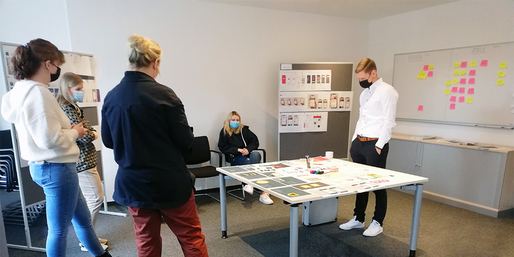 SmartCity_DO's tweet photo. Es geht in großen Schritten voran: Die #Dortmund​er Stadt-#App nimmer immer mehr Form und Farbe an. Dieses Mal drehte sich im #Workshop alles um eine ansprechende Gestaltung der mobilen Anwendung 📱 https://t.co/YualWT4KY6