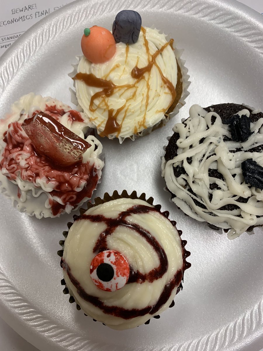 CMSsocialst8's tweet photo. Cupcake Wars in Mrs. Hager’s class and I always love being a judge! Cool displays and yummy treats! This is one of my favorite days at CMS! #CardinalPride ⁦@CMSCardinals⁩ ⁦@ClintonMoCards⁩ https://t.co/tS2pde1xpQ