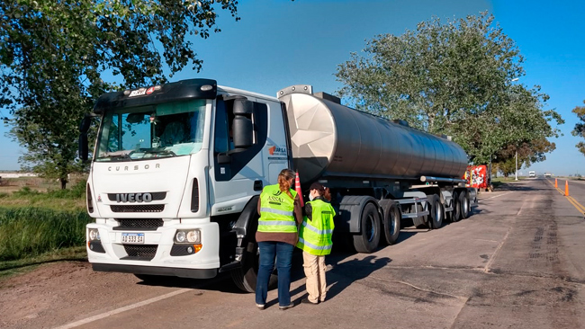 ASSAlSantafe's tweet photo. La Reg. ASSAl San Jorge realizó una auditoría conjunta en el cruce de las RP N° 13 y N° 66 (acceso norte a Carlos Pellegrini).  En el operativo verificaron que los vehículos cumplan c/la documentación obligatoria y las BP p/transportar alimentos. ➕info 👉 https://t.co/XFx86PUqIS https://t.co/FowEC8Ii15