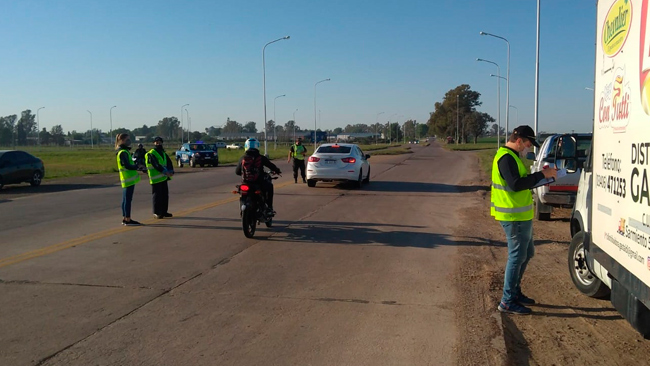 ASSAlSantafe's tweet photo. La Reg. ASSAl San Jorge realizó una auditoría conjunta en el cruce de las RP N° 13 y N° 66 (acceso norte a Carlos Pellegrini).  En el operativo verificaron que los vehículos cumplan c/la documentación obligatoria y las BP p/transportar alimentos. ➕info 👉 https://t.co/XFx86PUqIS https://t.co/FowEC8Ii15