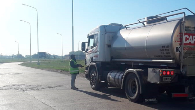 ASSAlSantafe's tweet photo. La Reg. ASSAl San Jorge realizó una auditoría conjunta en el cruce de las RP N° 13 y N° 66 (acceso norte a Carlos Pellegrini).  En el operativo verificaron que los vehículos cumplan c/la documentación obligatoria y las BP p/transportar alimentos. ➕info 👉 https://t.co/XFx86PUqIS https://t.co/FowEC8Ii15