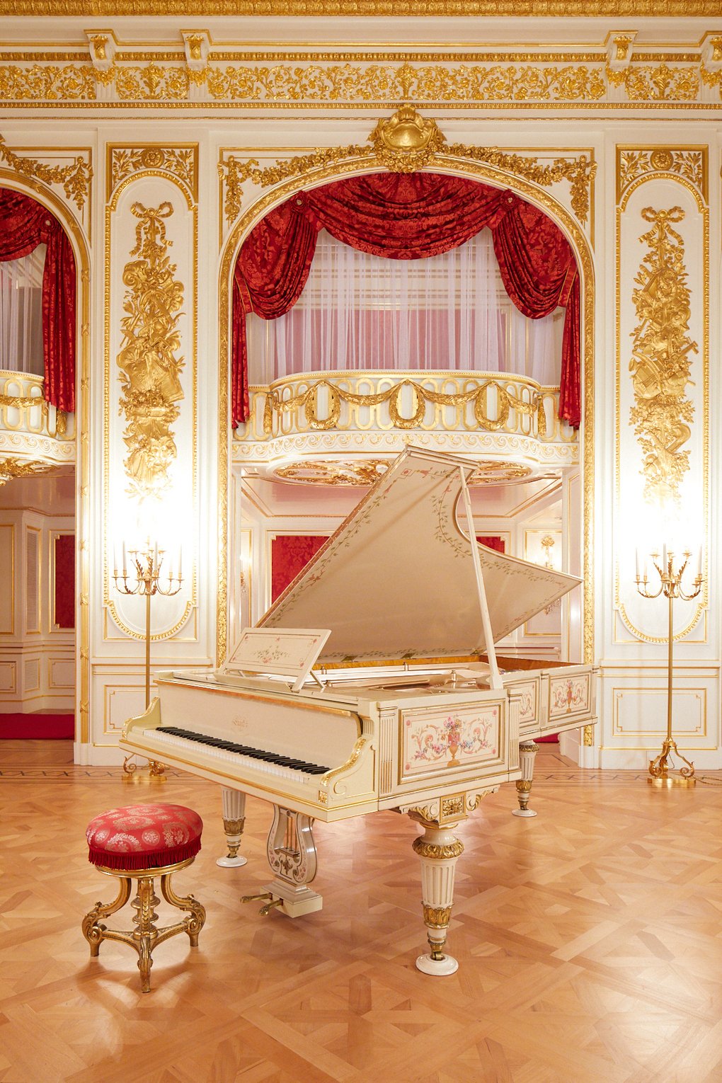 迎賓館赤坂離宮 Akasaka Palace エラール かつて舞踏の間とも呼ばれた 羽衣の間 には 1906年エラール社製のグランドピアノが展示されています 白地に花柄模様の装飾が施されたエラールピアノは 非常にめずらしいです このエラール ピアノを