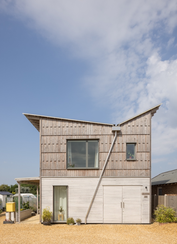 MeredithMole's tweet photo. Detail of our Siberian larch clad home WudHus which is designed to meet Passive House standards. The project is featured in this month's Grand Design's magazine. 

photos by @msap 

#molearchitects #wudhus #sustainablearchitecture #granddesignsmagazine  #timbercladding https://t.co/aObzvO0tu1