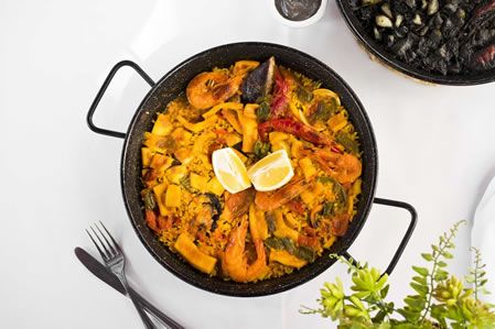 🥘¿Una paella este finde? Reserva tu mesa en El Botánico y disfruta de este tradicional plato que preparamos justo como a ti te gusta.☎️
#elbotanico #terrazasmadrid #barrioretiro #restaurantesenmadrid #comerenmadrid