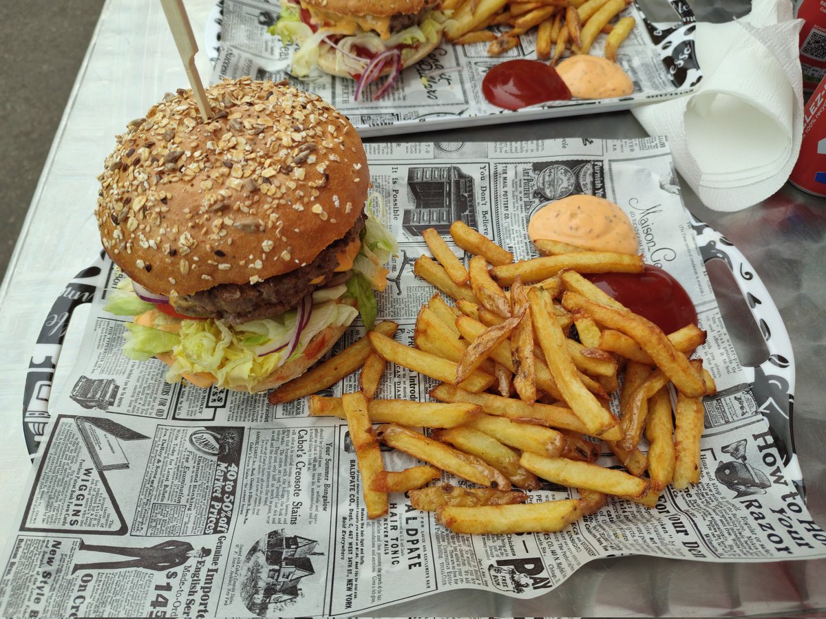 Firesnapper999's tweet photo. Lunch, visiting our favourite homemade burger cafe, #FreshFoodDieppe always outstanding food. Will need to cycle another 15kms to get back in deficit!!😳 #Dieppe #LongWeekend #MtbViews https://t.co/9aU8C1MJKg