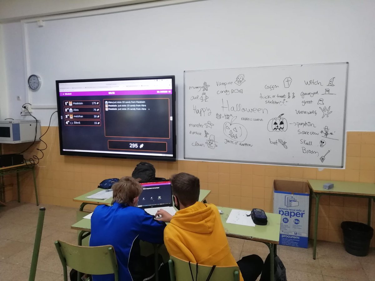 INSDolorsAleu's tweet photo. Avui hem celebrat Halloween! A l'assignatura d'anglès hem practicat el vocabulari i hem jugat a diferents jocs on els guanyadors han tingut premi! Els de 1r de l'ESO també han fet molt bona feina decorant la classe.
Bona castanyada a tothom!
#castanyada #halloween #femfuster https://t.co/DTbFJvXNaz