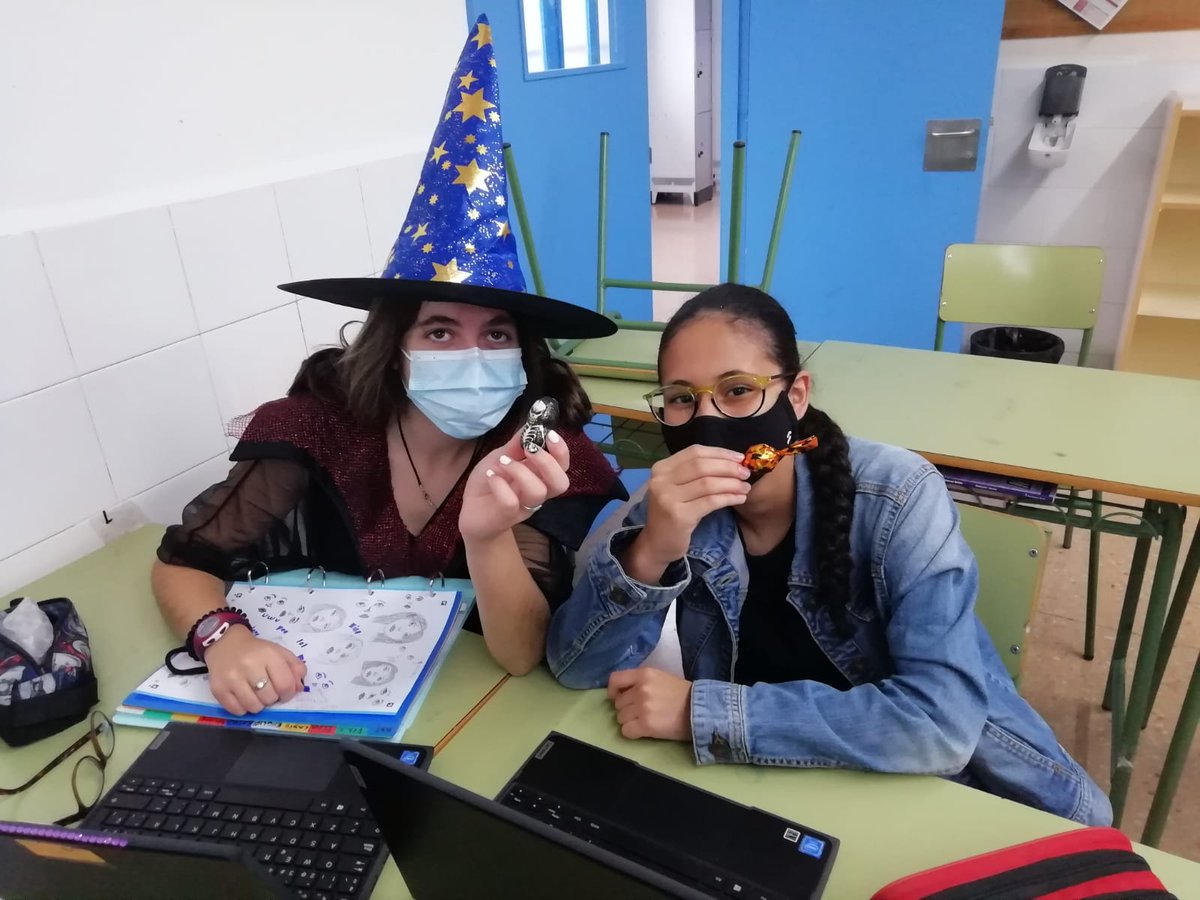 INSDolorsAleu's tweet photo. Avui hem celebrat Halloween! A l'assignatura d'anglès hem practicat el vocabulari i hem jugat a diferents jocs on els guanyadors han tingut premi! Els de 1r de l'ESO també han fet molt bona feina decorant la classe.
Bona castanyada a tothom!
#castanyada #halloween #femfuster https://t.co/DTbFJvXNaz