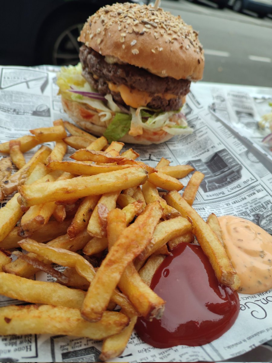 Firesnapper999's tweet photo. Lunch, visiting our favourite homemade burger cafe, #FreshFoodDieppe always outstanding food. Will need to cycle another 15kms to get back in deficit!!😳 #Dieppe #LongWeekend #MtbViews https://t.co/9aU8C1MJKg