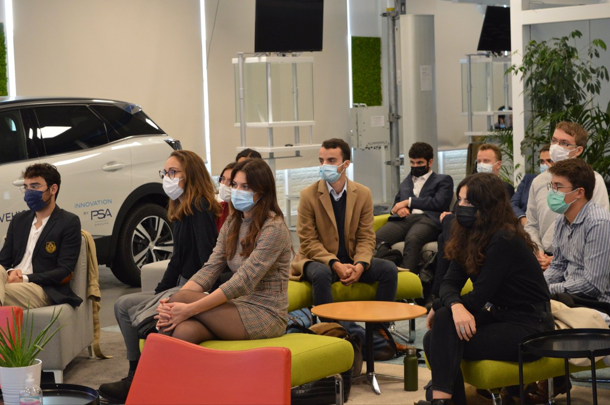 AssoM2DAST's tweet photo. Les étudiants du master 2 DAST, accompagnés des étudiants de master 1 Droit international et européen (DIE) pré-sélectionnés pour le DAST, ont été accueillis à l’OpenLab de @HuaweiFr 📲🤝 https://t.co/xIlyJaEa12
