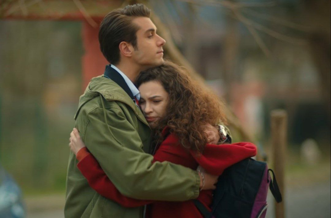 km_asdor's tweet photo. Doruk always denied that he was getting close to Asiye, but inside him he fell in love for the first time, when Melisa told him about Asiye travel, he felt that he would lose her even without confessing his love for her, he rushed to her and confessed all his feelings 
#AsDor https://t.co/07Wq0vo3vz