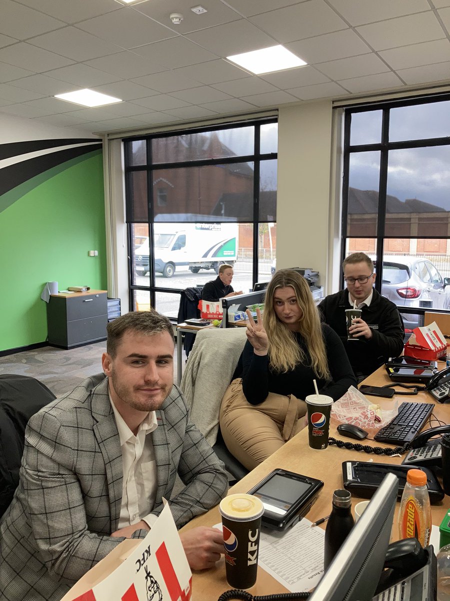 georgerentacarr's tweet photo. Well done team #U221 for reaching 90+ accident free days! 👏 Finger Lickin Chicken courtesy of @Niamh123123 🐓 #southwestgroup https://t.co/6mO5X7aceV